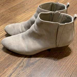 Old Navy short boot. Size 9. Beige/Tan.